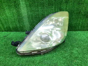 ФАРА НА TOYOTA ISIS ANM10G