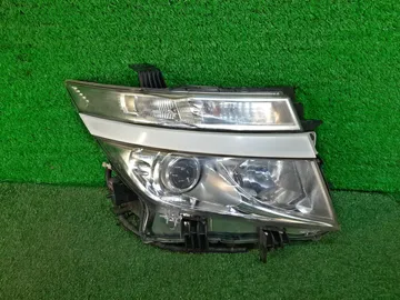 ФАРА НА NISSAN ELGRAND E52