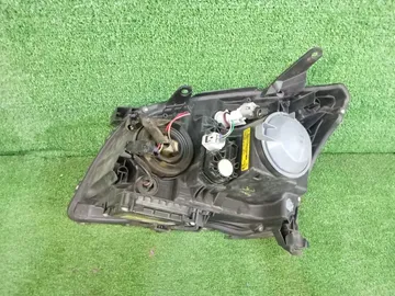 ФАРА НА TOYOTA AVENSIS AZT251