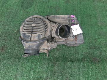 КОРПУС ВОЗДУШНОГО ФИЛЬТРА НА ISUZU ELF NHR69 4JG2