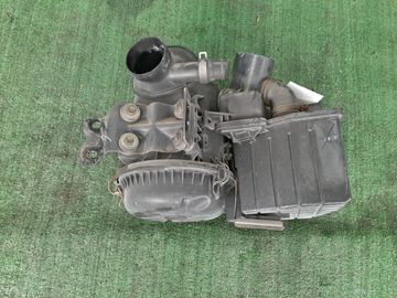 КОРПУС ВОЗДУШНОГО ФИЛЬТРА НА ISUZU ELF NHR69 4JG2