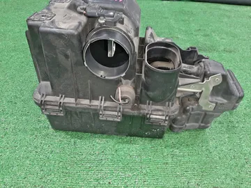 КОРПУС ВОЗДУШНОГО ФИЛЬТРА НА ISUZU ELF NHR85 4JJ1