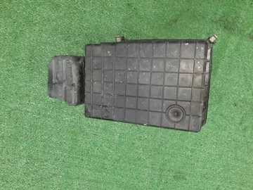 КОРПУС ВОЗДУШНОГО ФИЛЬТРА НА ISUZU ELF NHR85 4JJ1