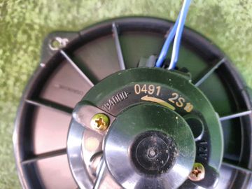 МОТОРЧИК ПЕЧКИ НА DAIHATSU PYZAR G303G