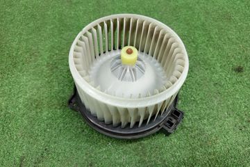 МОТОРЧИК ПЕЧКИ НА TOYOTA ISIS ZNM10G