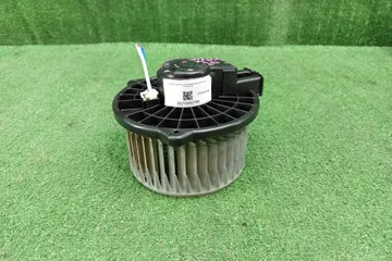 МОТОРЧИК ПЕЧКИ НА TOYOTA ISIS ZNM10G