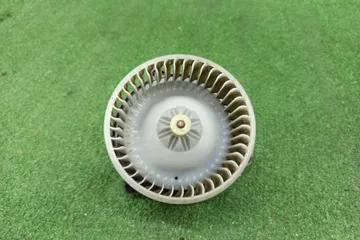 МОТОРЧИК ПЕЧКИ НА TOYOTA ISIS ZNM10G