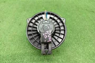 МОТОРЧИК ПЕЧКИ НА TOYOTA ISIS ZNM10G
