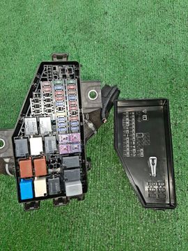 БЛОК ПРЕДОХРАНИТЕЛЕЙ НА HONDA VEZEL RV5