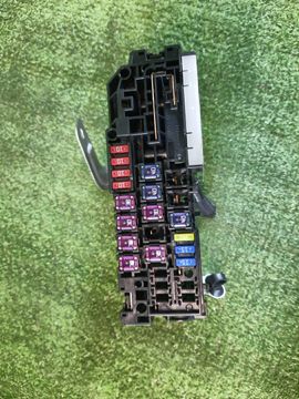 БЛОК ПРЕДОХРАНИТЕЛЕЙ НА HONDA VEZEL RV5