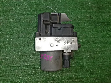 БЛОК ABS НА TOYOTA AVENSIS AZT251 2AZ-FSE