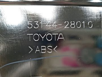 МОЛДИНГ РЕШЕТКИ РАДИАТОРА НА TOYOTA NOAH ZWR80G