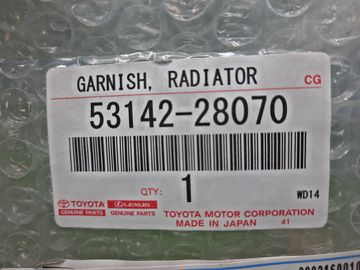 МОЛДИНГ РЕШЕТКИ РАДИАТОРА НА TOYOTA NOAH ZWR80G