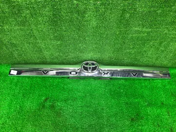 НАКЛАДКА ДЕКОРАТИВНАЯ НА TOYOTA VOXY ZRR80G