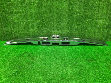 НАКЛАДКА ДЕКОРАТИВНАЯ НА TOYOTA VOXY ZRR80G