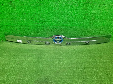 НАКЛАДКА ПЯТОЙ ДВЕРИ НА TOYOTA VOXY ZWR80G