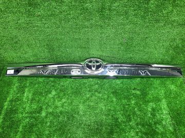 НАКЛАДКА ПЯТОЙ ДВЕРИ НА TOYOTA VOXY ZRR80
