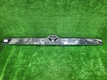 НАКЛАДКА ПЯТОЙ ДВЕРИ НА TOYOTA VOXY ZRR80