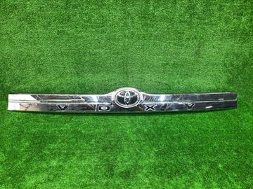 НАКЛАДКА ПЯТОЙ ДВЕРИ НА TOYOTA VOXY ZRR80