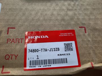 НАКЛАДКА ПЯТОЙ ДВЕРИ НА HONDA VEZEL RU1