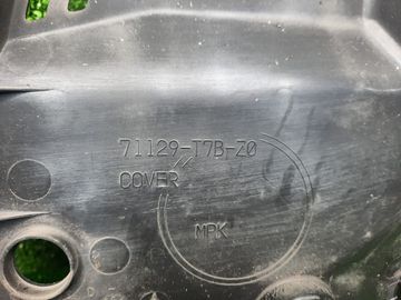 НАКЛАДКА НА РАДИАТОР НА HONDA VEZEL RU3