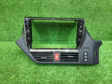КОНСОЛЬ МАГНИТОФОНА НА TOYOTA VOXY ZWR80G