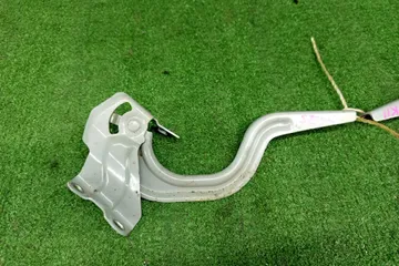 ПЕТЛЯ КАПОТА НА TOYOTA AQUA MXPK11