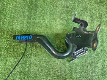 ПЕТЛЯ КАПОТА НА TOYOTA AQUA NHP10