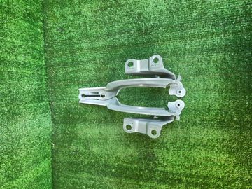 ПЕТЛЯ КАПОТА НА TOYOTA YARIS CROSS MXPJ10