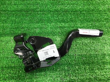 ПЕТЛЯ КАПОТА НА TOYOTA AURIS ZWE186H