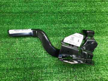 ПЕТЛЯ КАПОТА НА TOYOTA AURIS ZWE186H