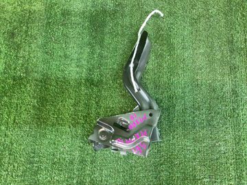 ПЕТЛЯ КАПОТА НА TOYOTA YARIS MXPH10