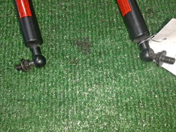 АМОРТИЗАТОР ДВЕРИ НА MAZDA TRIBUTE EP3W