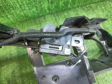 ПЛАНКА РАМКИ РАДИАТОРА НА VOLVO V40 MV48