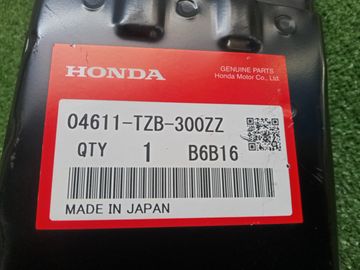 ПЛАНКА РАМКИ РАДИАТОРА НА HONDA FIT GR4