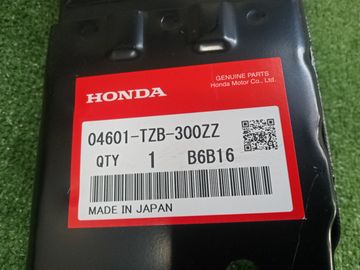 ПЛАНКА РАМКИ РАДИАТОРА НА HONDA FIT GR4