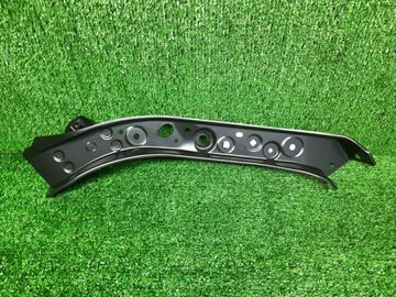 ПЛАНКА РАМКИ РАДИАТОРА НА TOYOTA CAMRY AXVH70