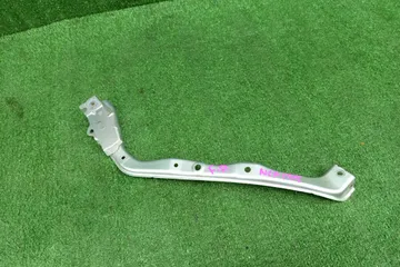 ПЛАНКА РАМКИ РАДИАТОРА НА TOYOTA SIENTA NCP175G
