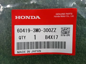 ПЛАНКА РАМКИ РАДИАТОРА 60419-3M0-300ZZ 422Y0000068 НА HONDA VEZEL RV6