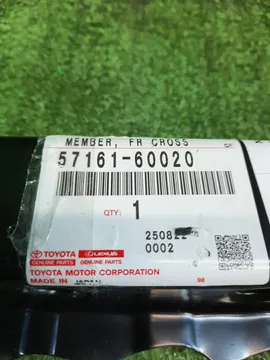 ПЛАНКА РАМКИ РАДИАТОРА НА TOYOTA LAND CRUISER URJ202