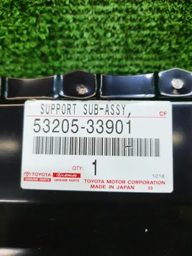 ПЛАНКА РАМКИ РАДИАТОРА НА TOYOTA CAMRY AXVH70