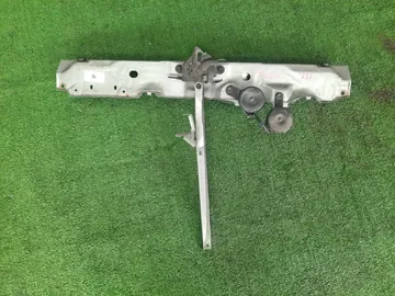 ПЛАНКА РАМКИ РАДИАТОРА НА TOYOTA IST NCP60 2NZ-FE