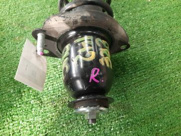 СТОЙКА НА TOYOTA COROLLA  AXIO ZRE142 2ZR-FE